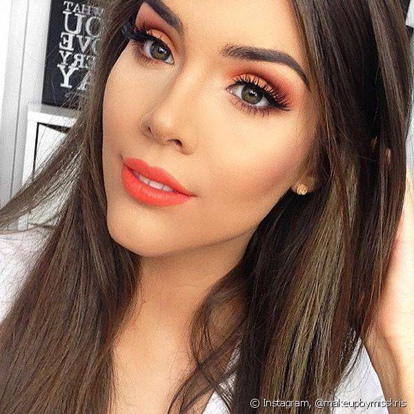 A sombra esfumada laranja na região do côncavo também é uma tendência para a nova estação Instagram: @makeupbymisskris